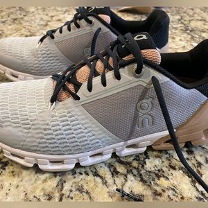 On cloud tennis shoes women 8.5